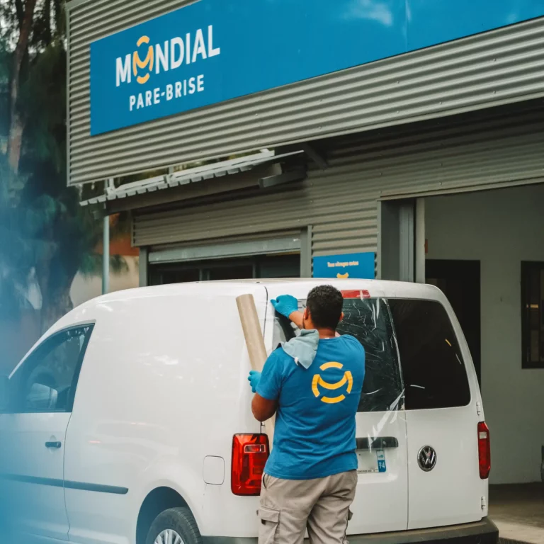 Technicien expert en remplacement de vitre auto les centres Mondial Pare-Brise Réunion