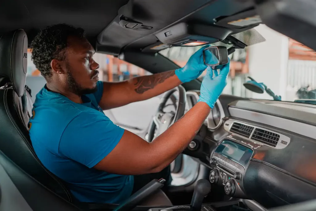 Technicien expert vitrage auto en intervention sur un véhicule