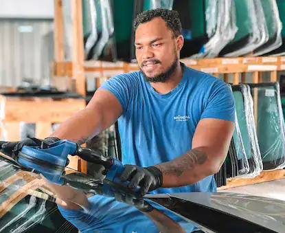 technicien expert remplaçant un pare brise chez Mondial Pare-Brise Réunion