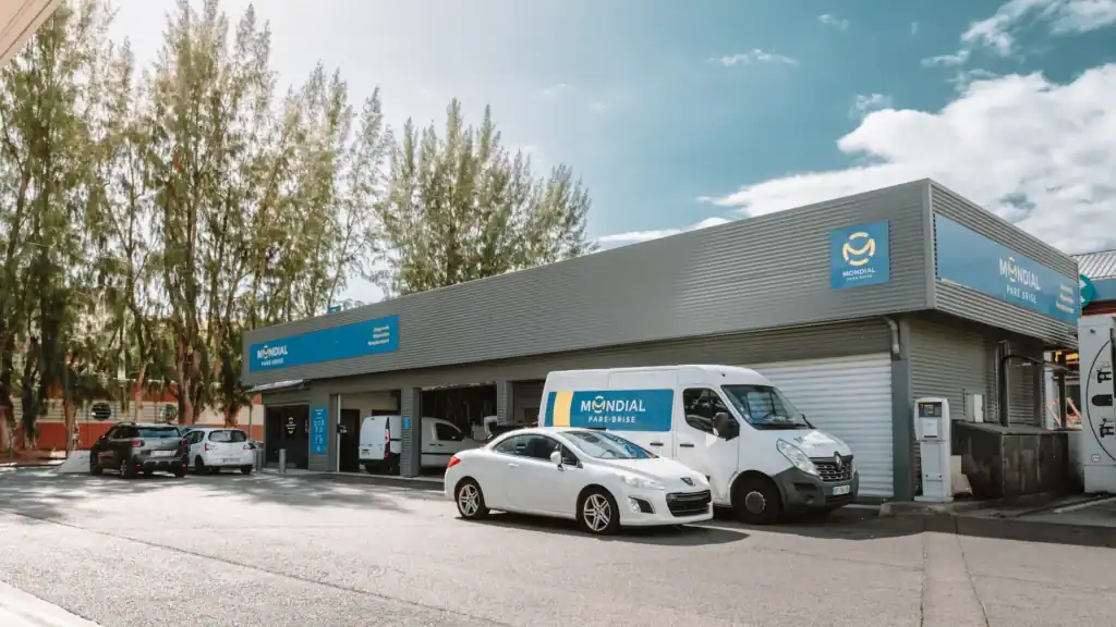 Mondial Pare-Brise dans la ville de St Paul, ile de la Réunion. Expert du remplacement de pare-brise