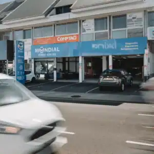 Mondial Pare-brise en ville de St Pierre, ile de la Réunion, expert du pare-brise
